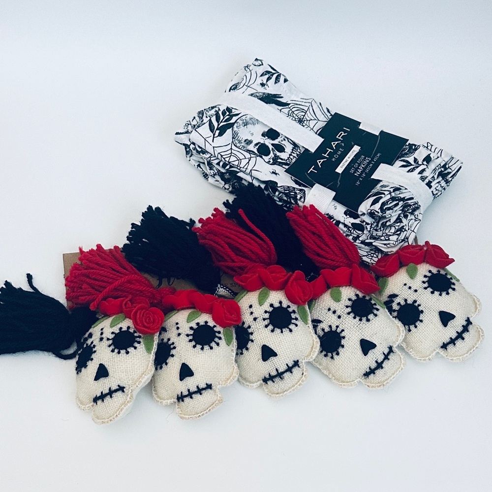 NWT! Tahari / Axayu | Skeleton Napkins & Garland